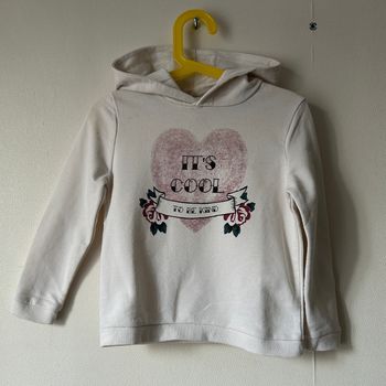sweat à capuche motif coeur taille 4/5 ans