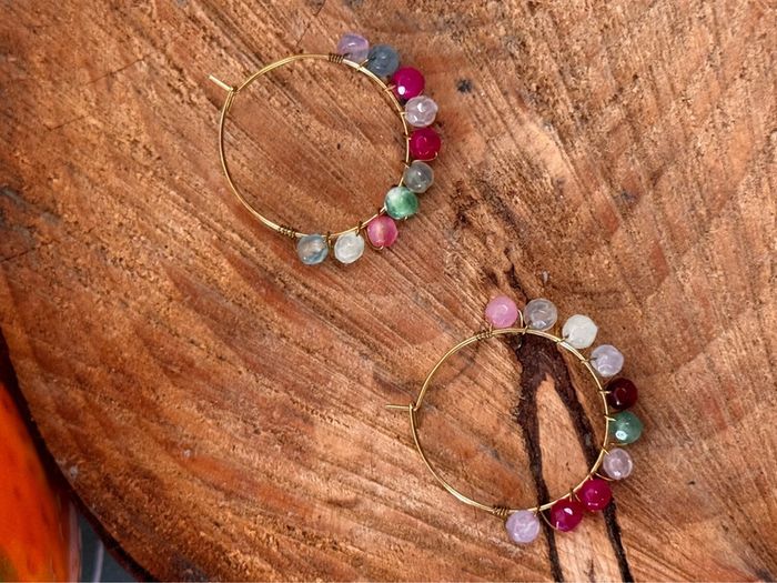 Boucles d’oreilles créoles moyenne perles naturelles habaha Paris