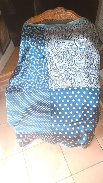 Foulard carré satin 80 x 80 bleu motifs blancs