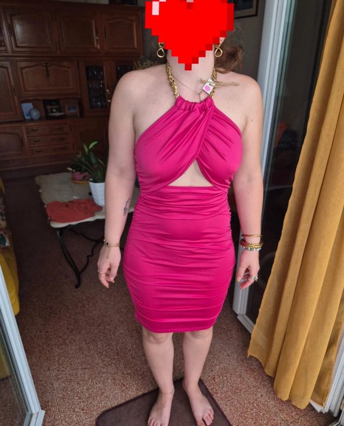 Robe moulante uni et collier