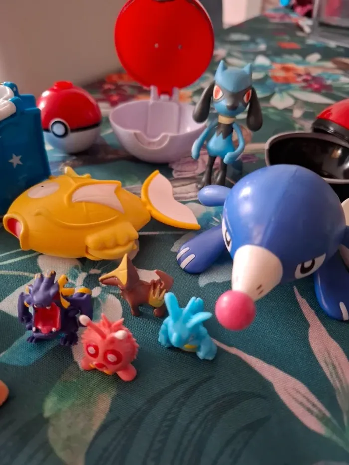 Magnifique lot de pokeball avec figurine - photo numéro 3