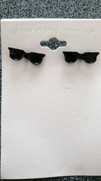 Neuf boucles d'oreilles clous lunettes de soleil noires
