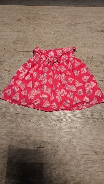 Jupe courte fushia à dessin blanc, Okaïdi, 6 ans, nickel