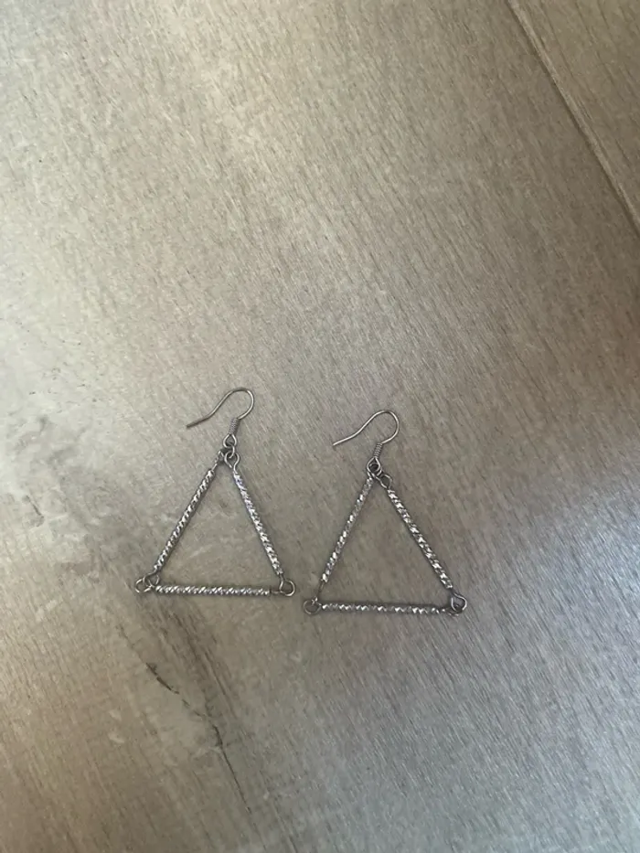 Boucles d’oreilles argentées triangle