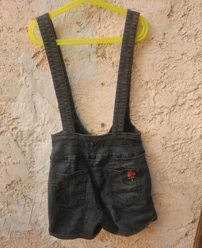 Combishort noir en jean avec zip sur le devant perle et rose brodés sur la poche arrière - photo numéro 5