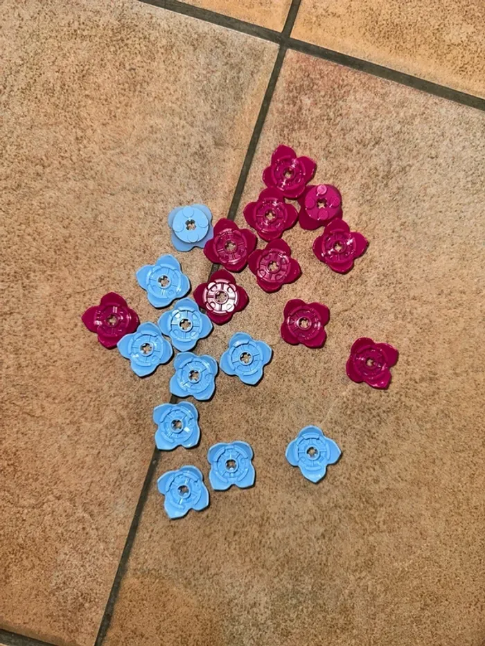 20 Lego Plant Leaves 2 x 2 with 4 Petals and Axle Hole ref 15469