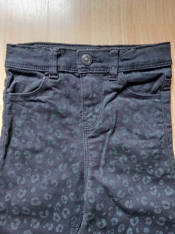 Pantalon gris très foncé avec motifs 4 ans kiabi comme neuf - photo numéro 4