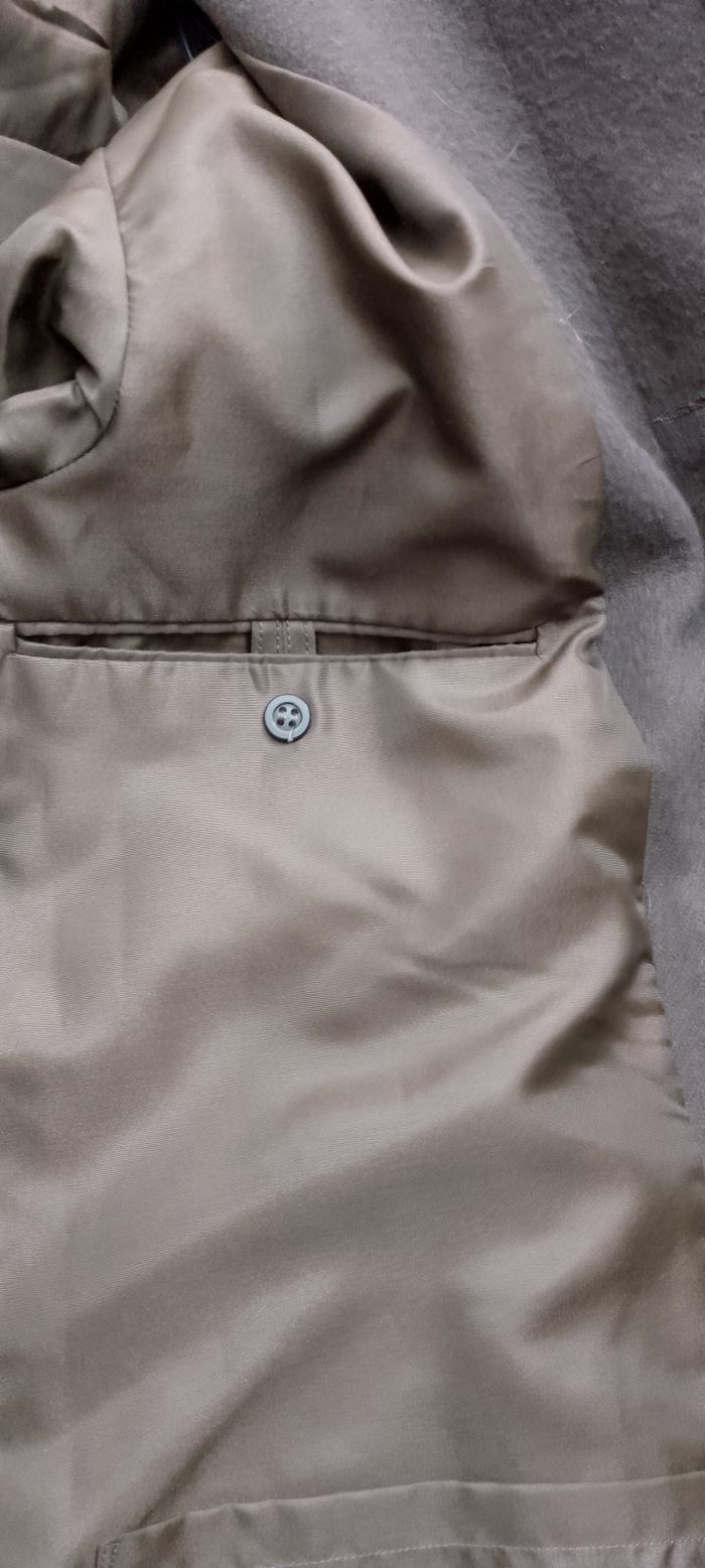 Joli manteau long en laine . Vestra . doublé .Épaulettes . Boutons cachés. 2 poches intérieures. Poches extérieures. Taille L. Fabrication française. Bien chaud. - photo numéro 9