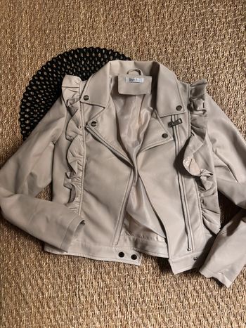 Veste simili beige volant