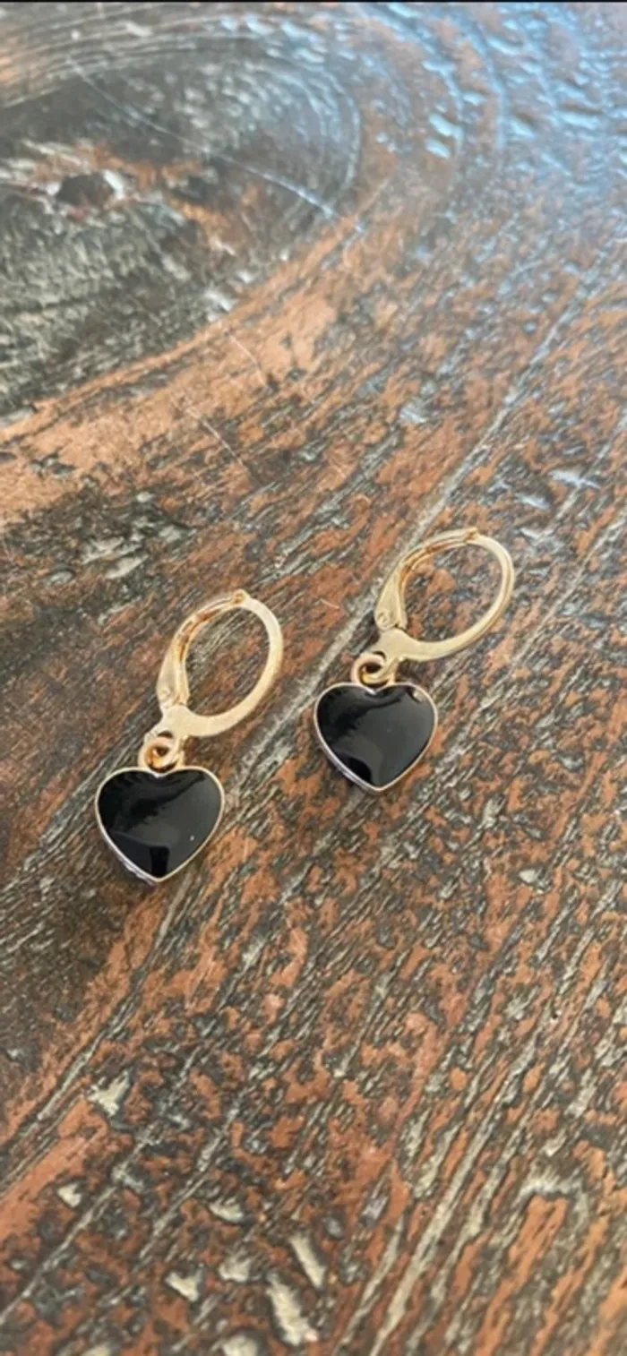 Magnifique paire de boucles d’oreilles avec cœurs noirs - photo numéro 4