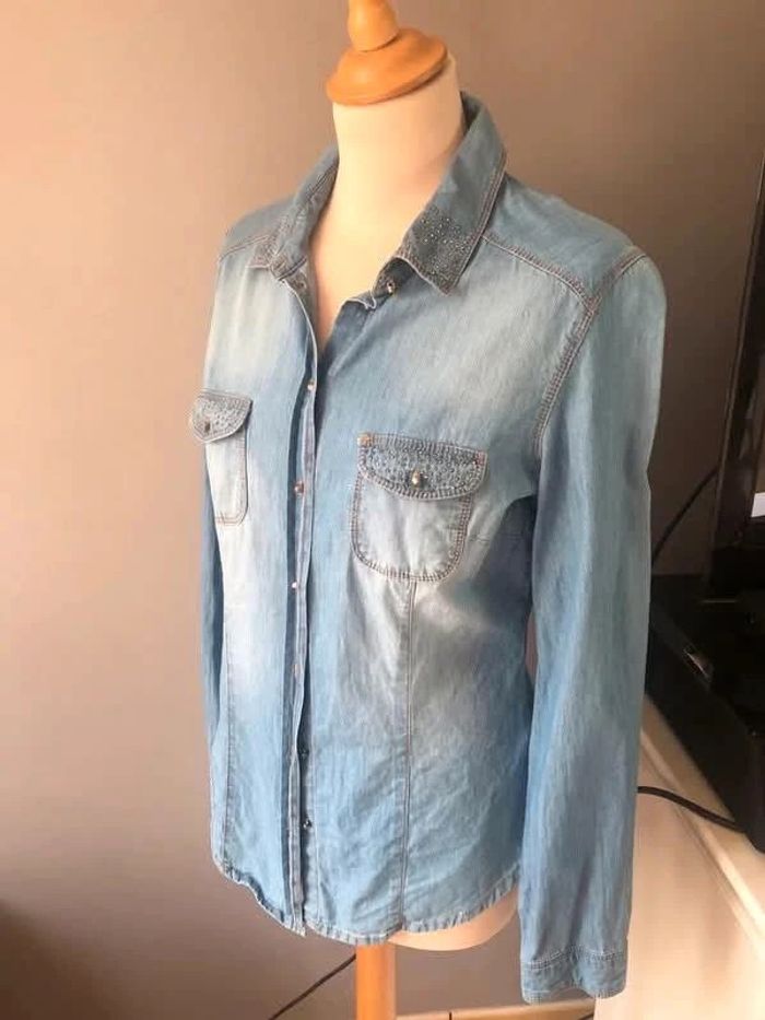 👔 Chemise en jean denim longue et ample à manches longues avec strass sur le col et les poches - photo numéro 2