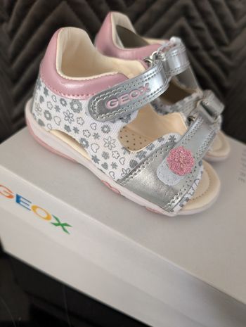 Sandales d'été fille. Doublure en cuir tout doux et souple. Taille 21. Neuf en Geox 
