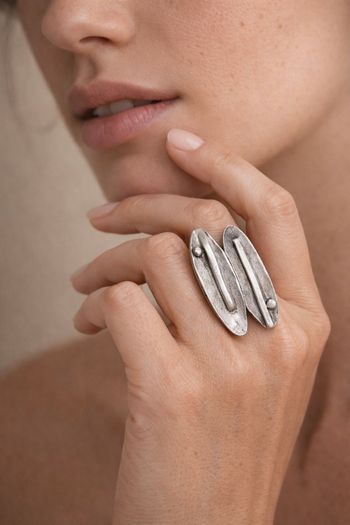 Bague large plaqué argent – style graphique