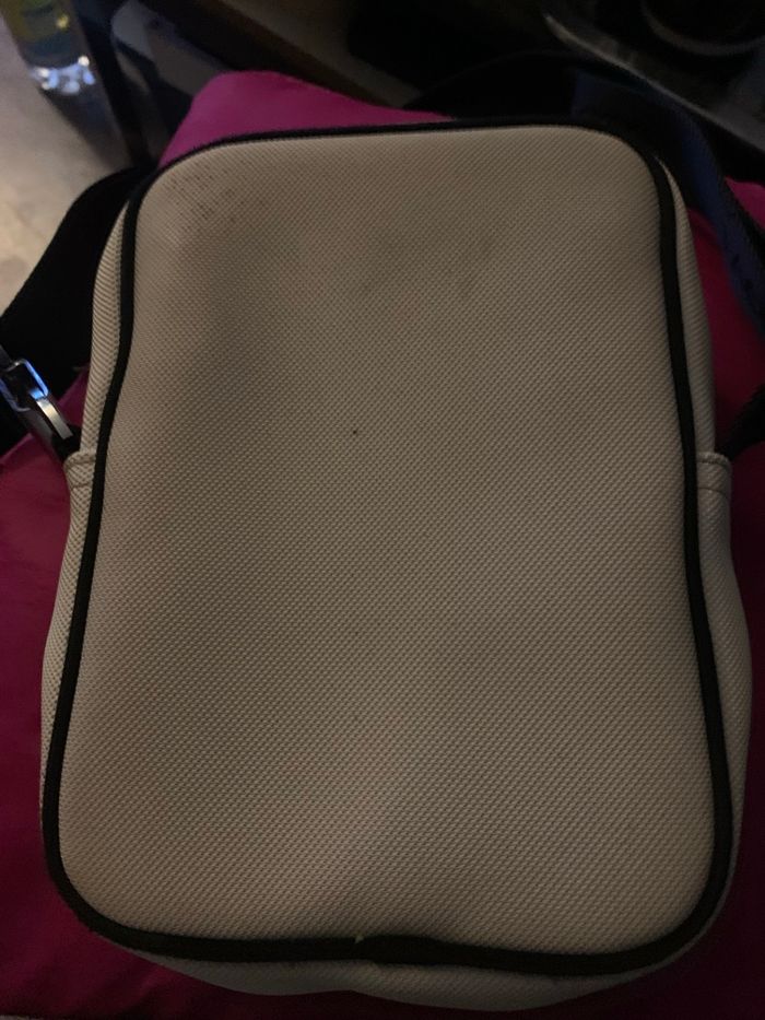 Très  belle sacoche Lacoste