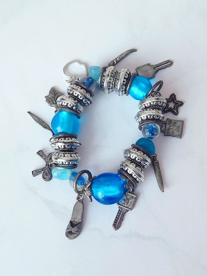 Gros bracelet perle bleu breloques argent