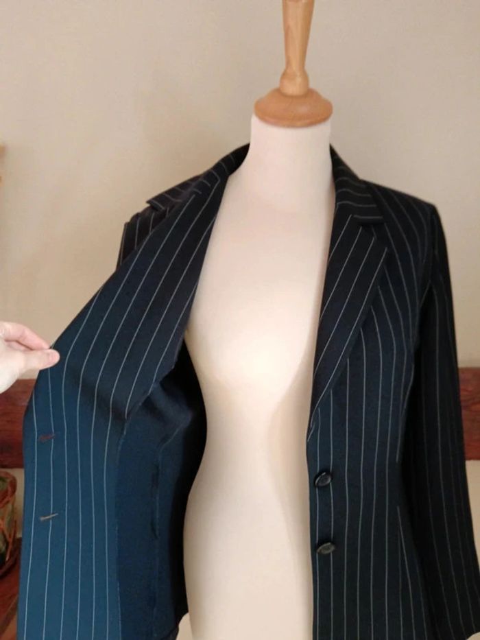 Ensemble tailleur blazer pantalon bleu marine rayures blanches - photo numéro 13