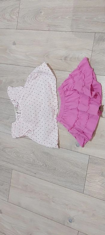 Joli ensemble fille, taille 18mois/2ans. Une jupe courte et une blouse blanche