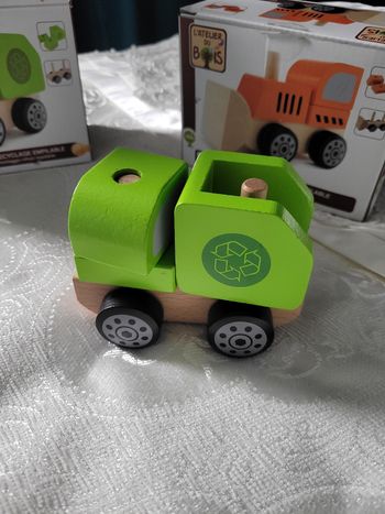 Camion de recyclage en bois