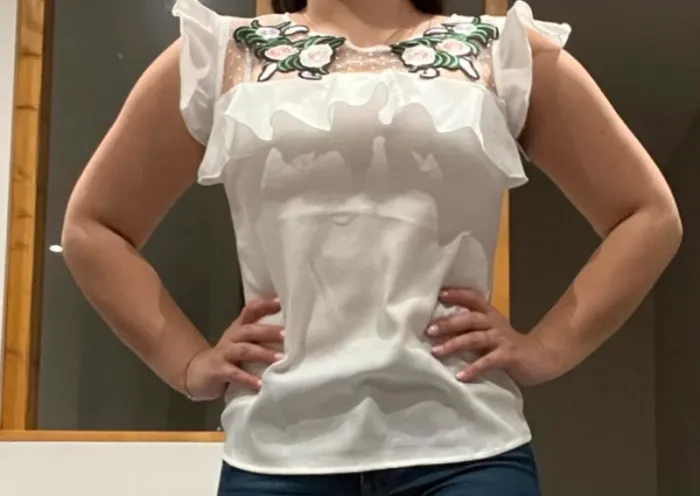 Tee shirt blanc avec broderies fleurs