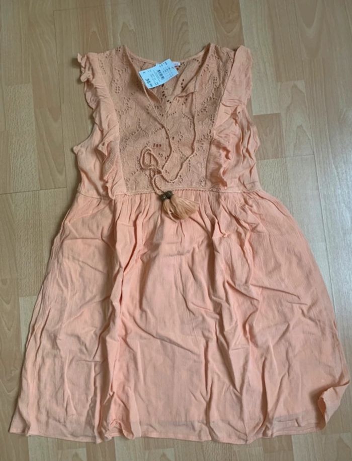Robe volantée neuve