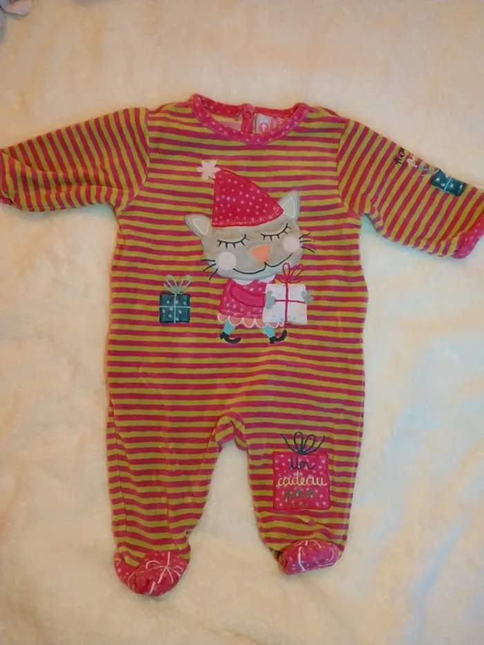 Pyjama  1 mois - photo numéro 2