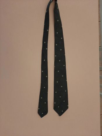 Cravate grise petits carrés bleu et blanc