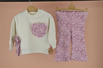 Ensemble Bébé Fille 9–12 Mois "Cœur Sauvage" – Tenue Confortable & Tendance