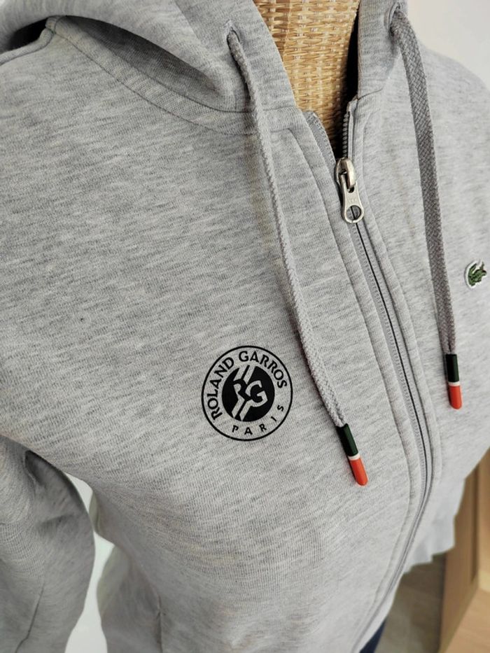 Sweat zippé avec capuche
Lacoste - Rolland Garros
Taille 34
Bleu marine et gris
Excellent état - photo numéro 3