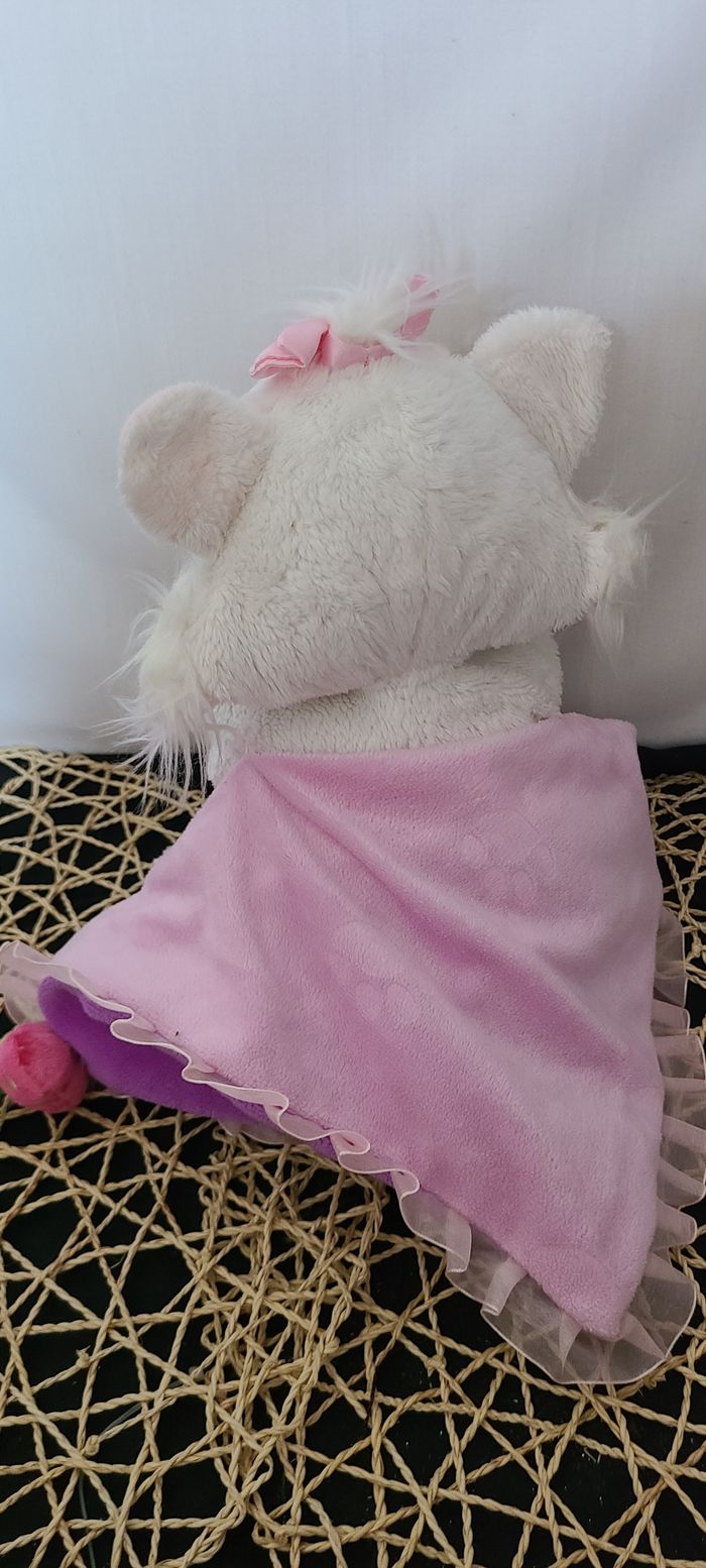 Peluche Chat Marie Couverture Violet Rose Tulle Fraise DISNEY BABIES PARKS - photo numéro 2