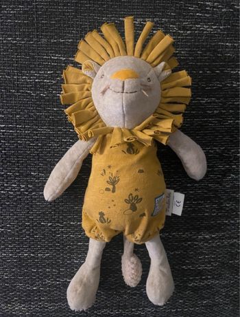 Doudou Moulin Roty Sous mon Baobab doudou poupée lion Paprika jaune et gris