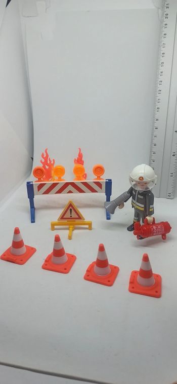 Scène intervention incendie avec barrières signalisation et plots playmobil