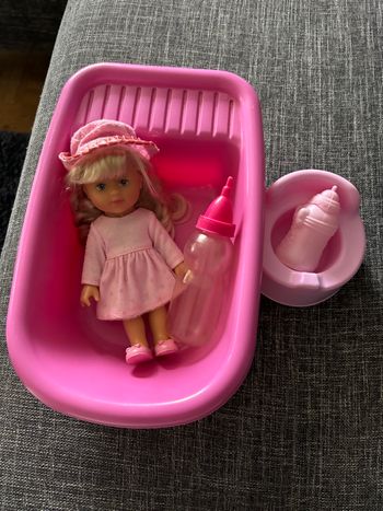 Poupée avec son bain, son pot et 2 biberons