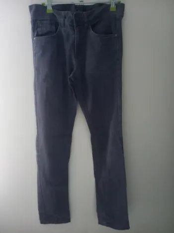 Pantalon jean gris de la marque " Kiabi ".