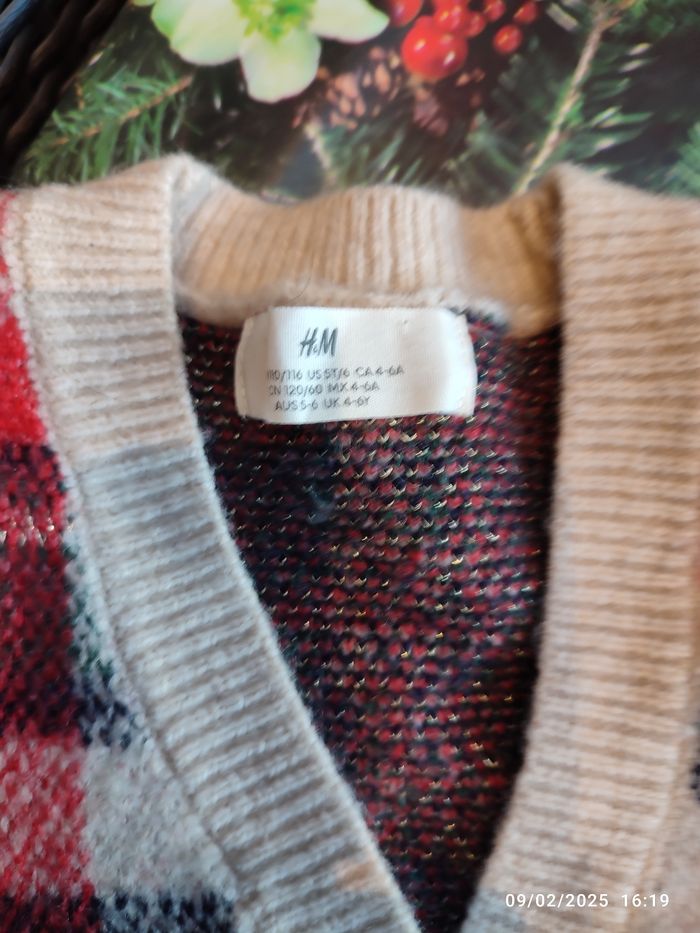 Lot vêtements fille 6 ans, un pull et 2 gilets - photo numéro 2