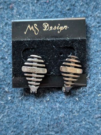 Petites boucles d'oreilles argentées