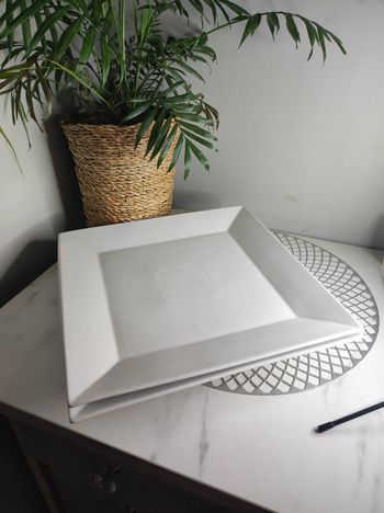 Grandes assiettes carrées en grès
