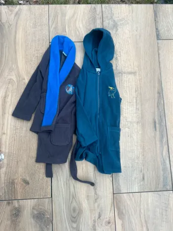 Titre : 🛌 Lot de 2 robes de chambre garçon 3-4 ans – Douces et chaudes