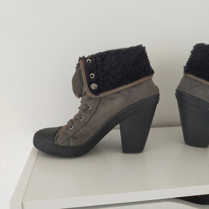 Bottines fourrées a talons femme Savannah pointure 39 noir et kaki