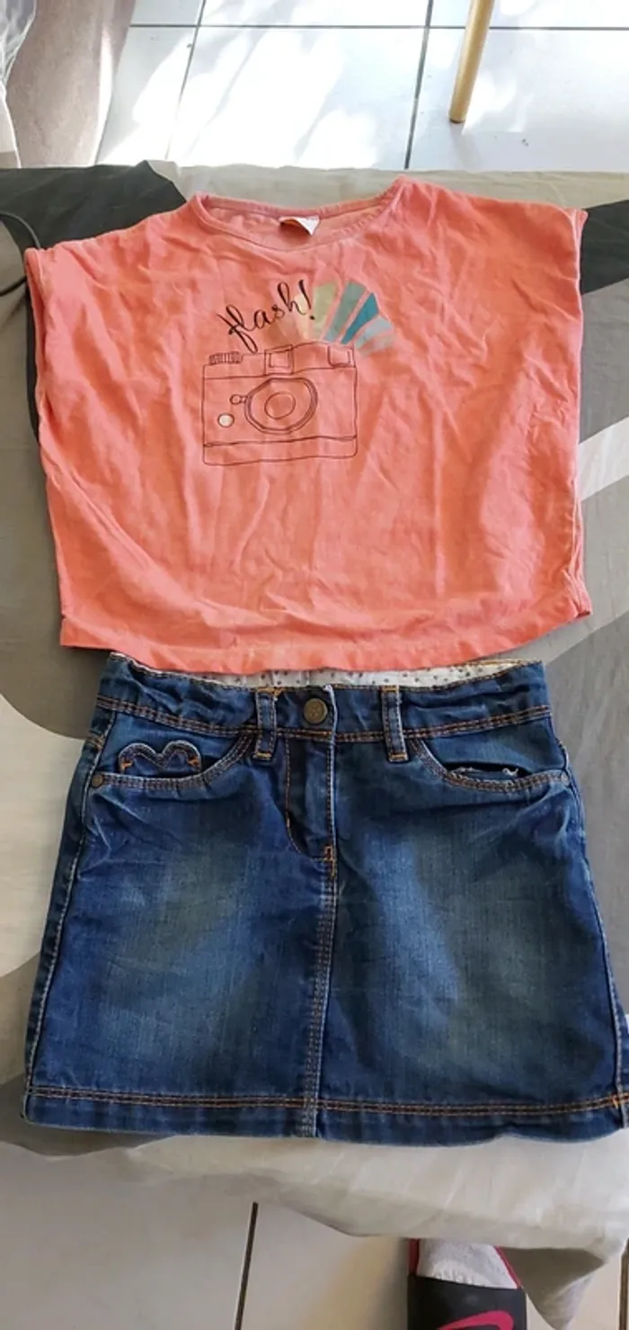 Jupe et tee shirt tape à l'œil