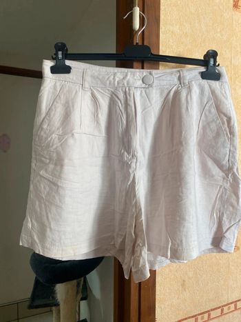 Short blanc taille 38 marque kiabi très bon etat
