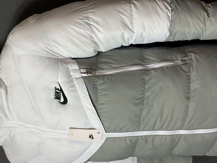 doudoune longue broderie nike blanche et grise 2025 nouveauté - photo numéro 2