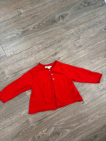 Joli gilet rouge en 12 mois