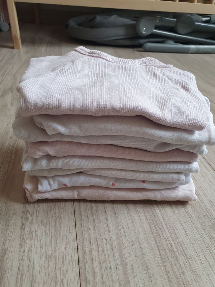 Lot de 8 bodies taille 1 mois