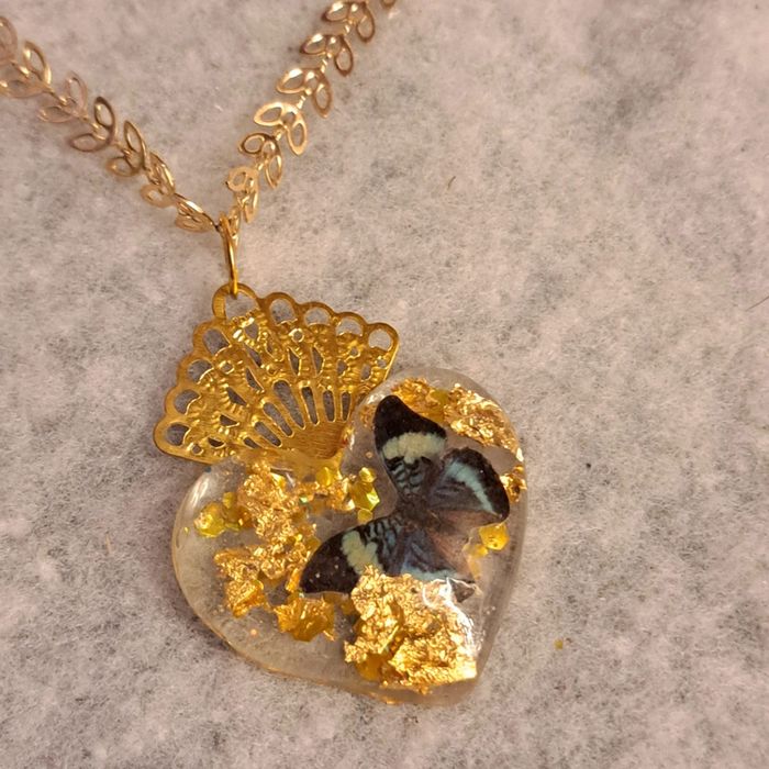 Collier chainette doré avec pendentif cœur résine - photo numéro 2