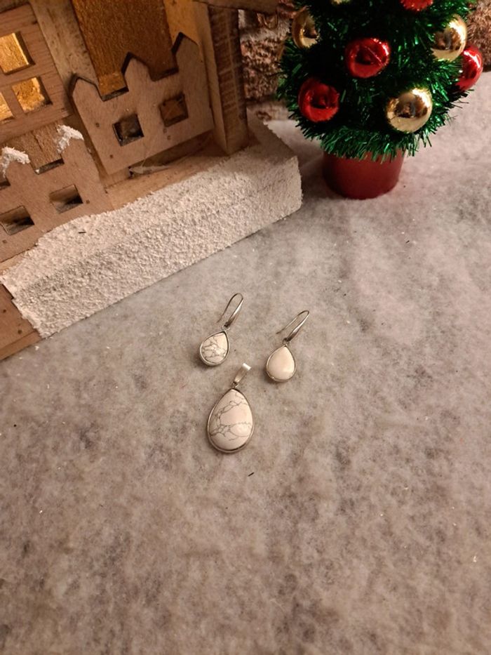 Boucles d'oreilles pendante avec pendentif assortie blanc marbré