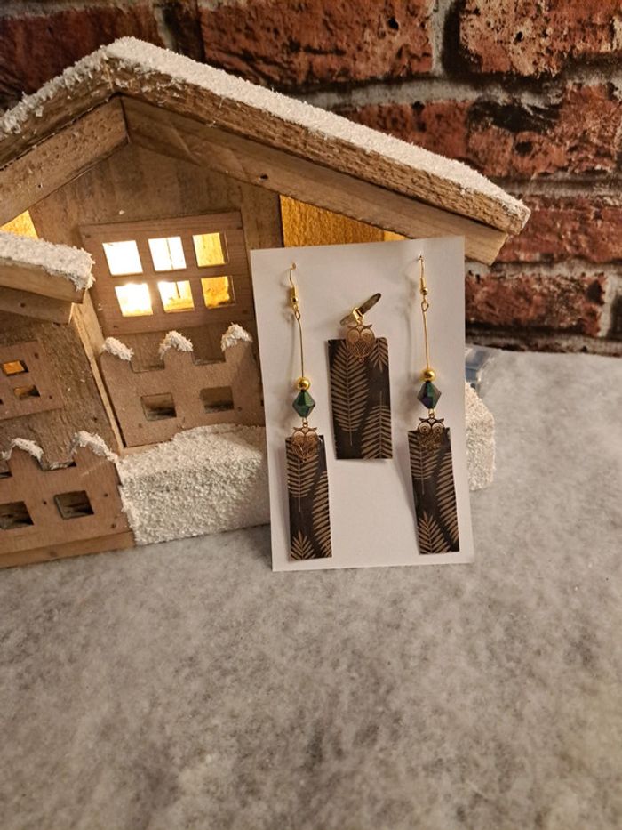 Boucles d'oreilles pendante avec pendentif assortie en résine rectangulaire