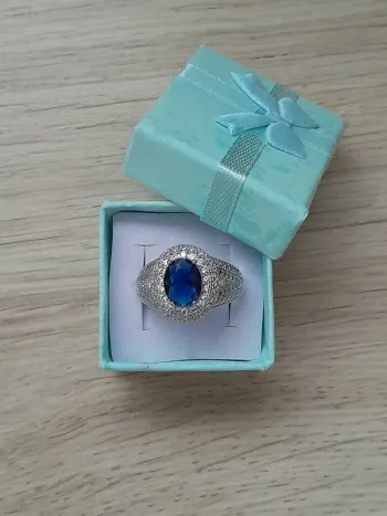 Superbe bague, strass, pierre bleue marine, taille 60