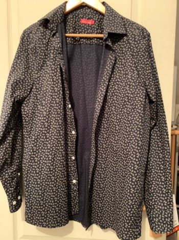 Chemise bleu marine avec petite feuille beige