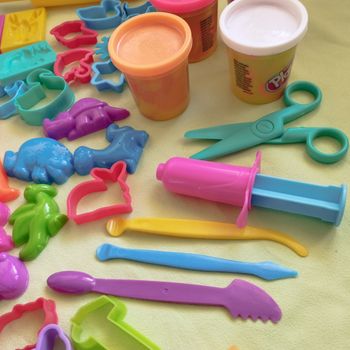 64 Moules pour pâte à modeler + pots