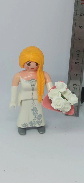 Femme mariée avec bouquet de fleurs et robe blanche playmobil